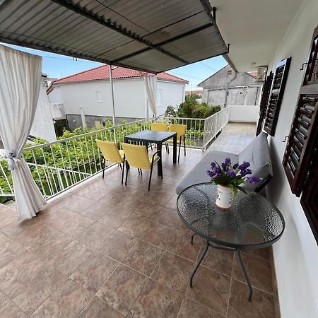 Apartmani Ana Juricev Vodice โวดีเซ ภายนอก รูปภาพ