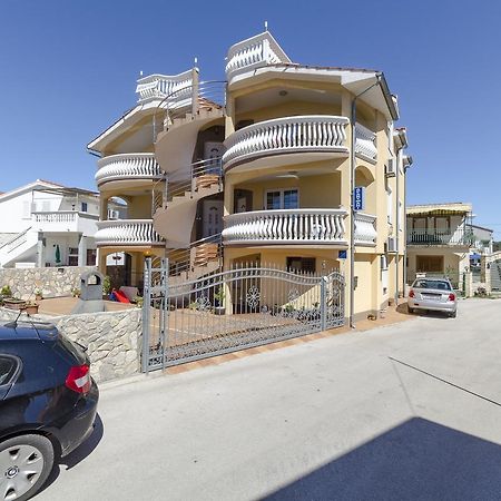 Apartmani Ana Juricev Vodice โวดีเซ ภายนอก รูปภาพ