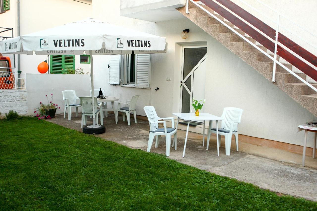 Apartmani Ana Juricev Vodice โวดีเซ ภายนอก รูปภาพ