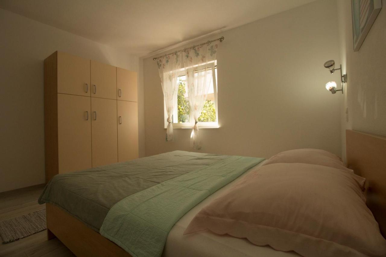 Apartmani Ana Juricev Vodice โวดีเซ ภายนอก รูปภาพ