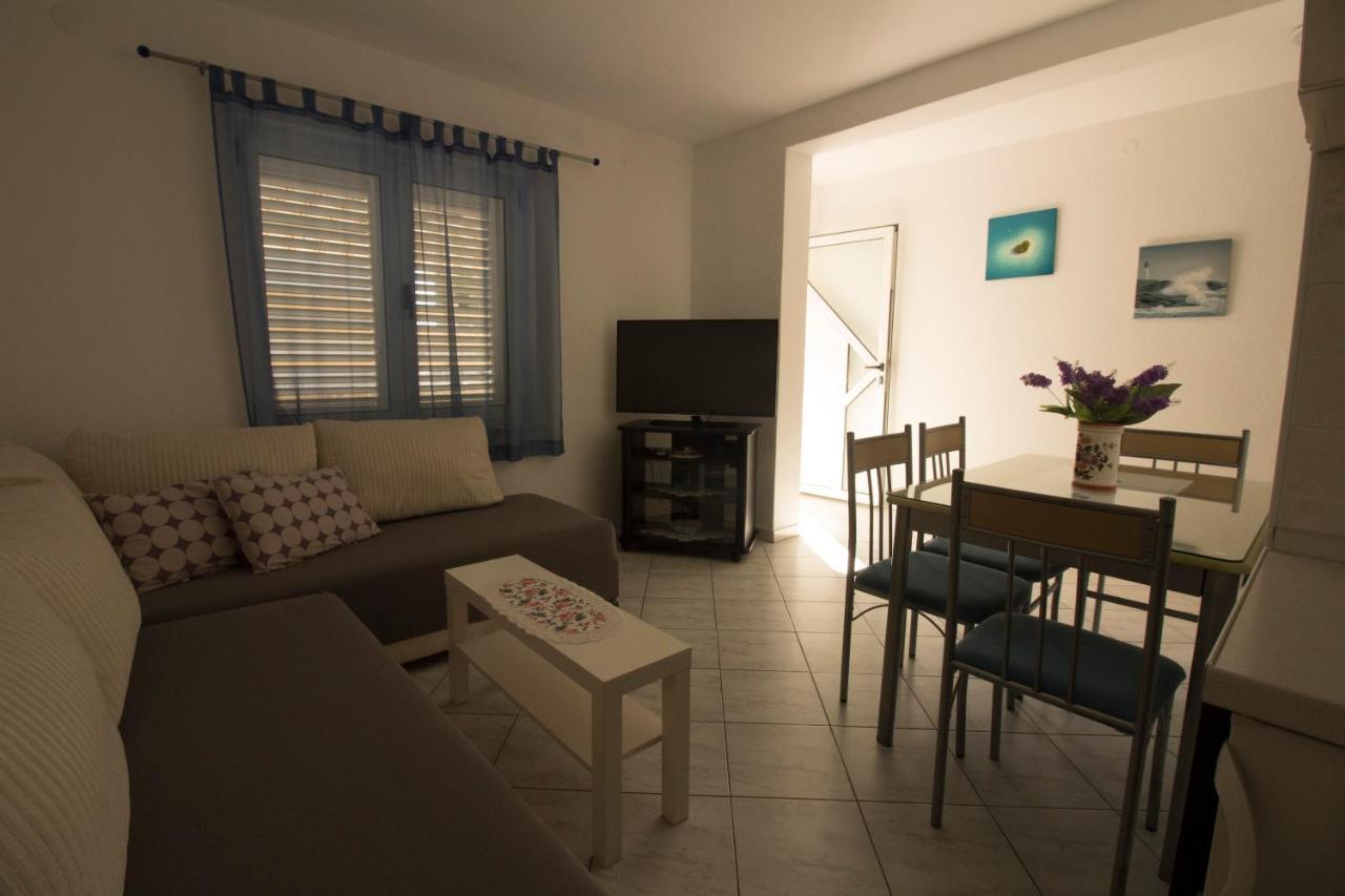 Apartmani Ana Juricev Vodice โวดีเซ ภายนอก รูปภาพ
