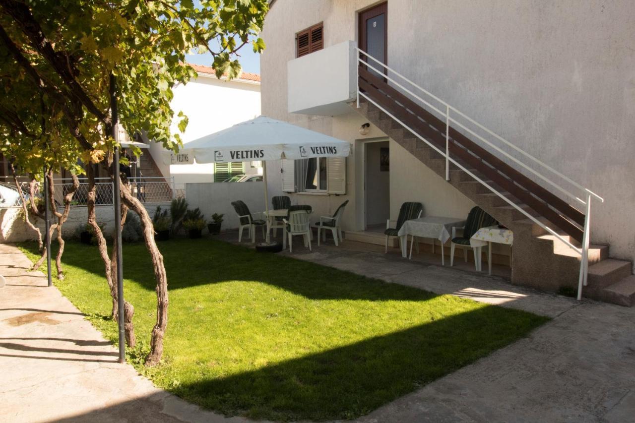 Apartmani Ana Juricev Vodice โวดีเซ ภายนอก รูปภาพ