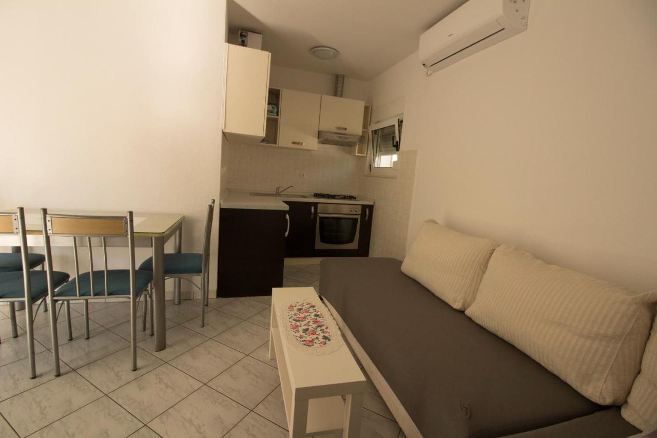 Apartmani Ana Juricev Vodice โวดีเซ ภายนอก รูปภาพ