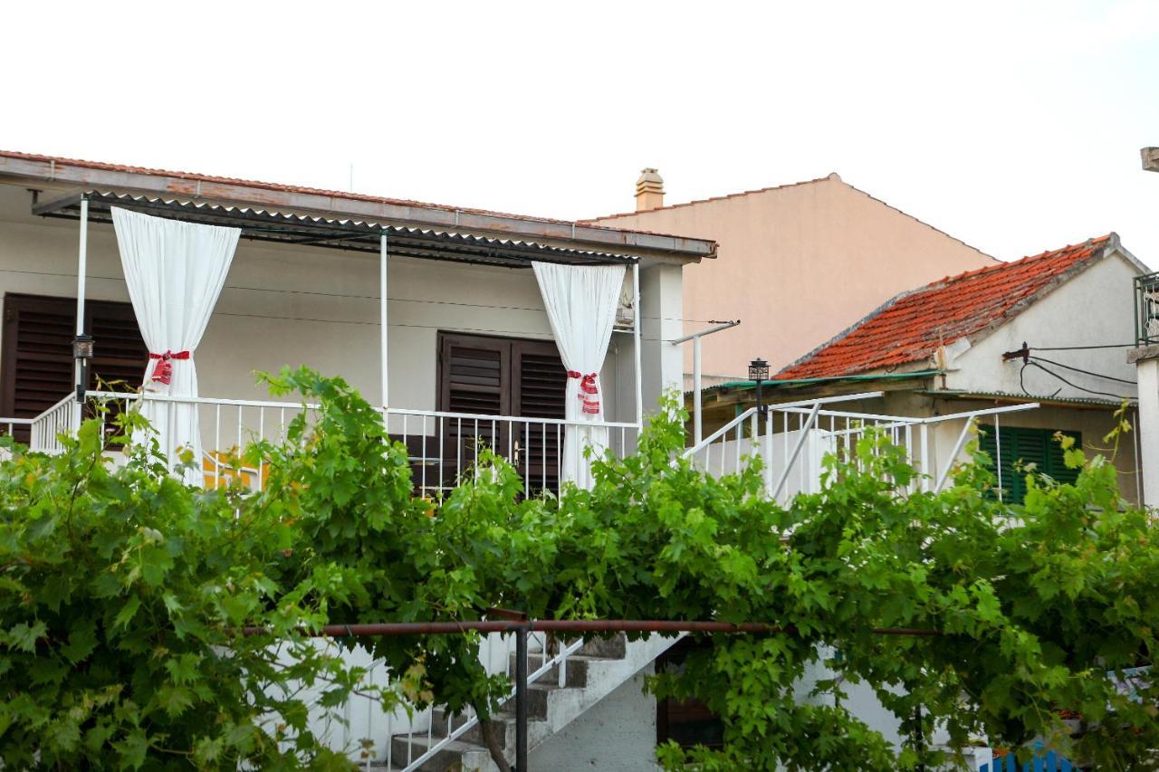 Apartmani Ana Juricev Vodice โวดีเซ ภายนอก รูปภาพ