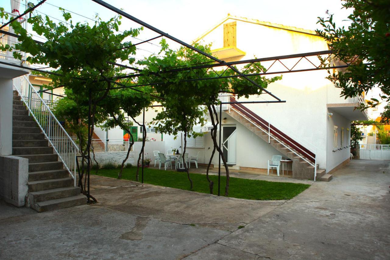 Apartmani Ana Juricev Vodice โวดีเซ ภายนอก รูปภาพ