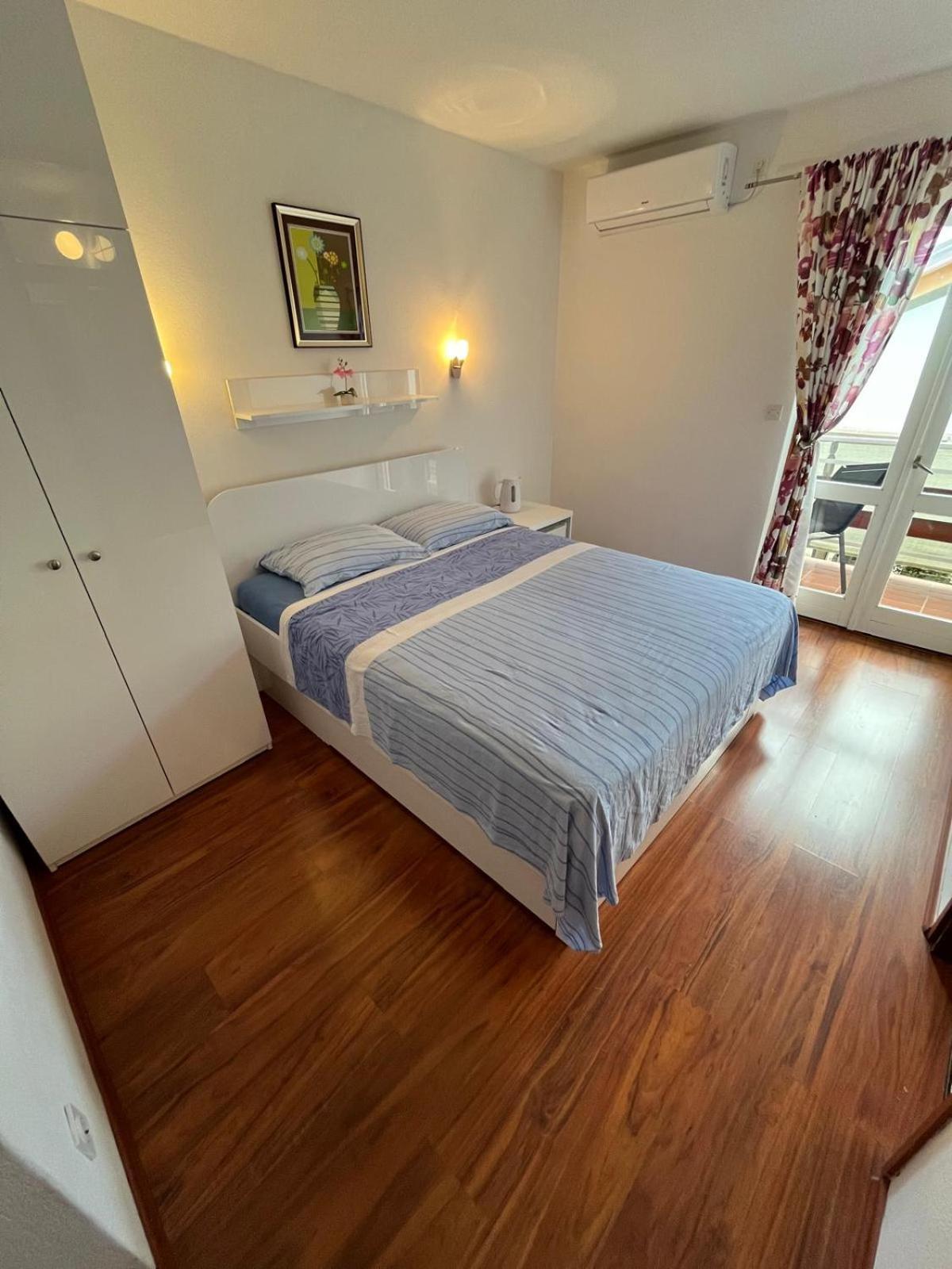 Apartmani Ana Juricev Vodice โวดีเซ ภายนอก รูปภาพ