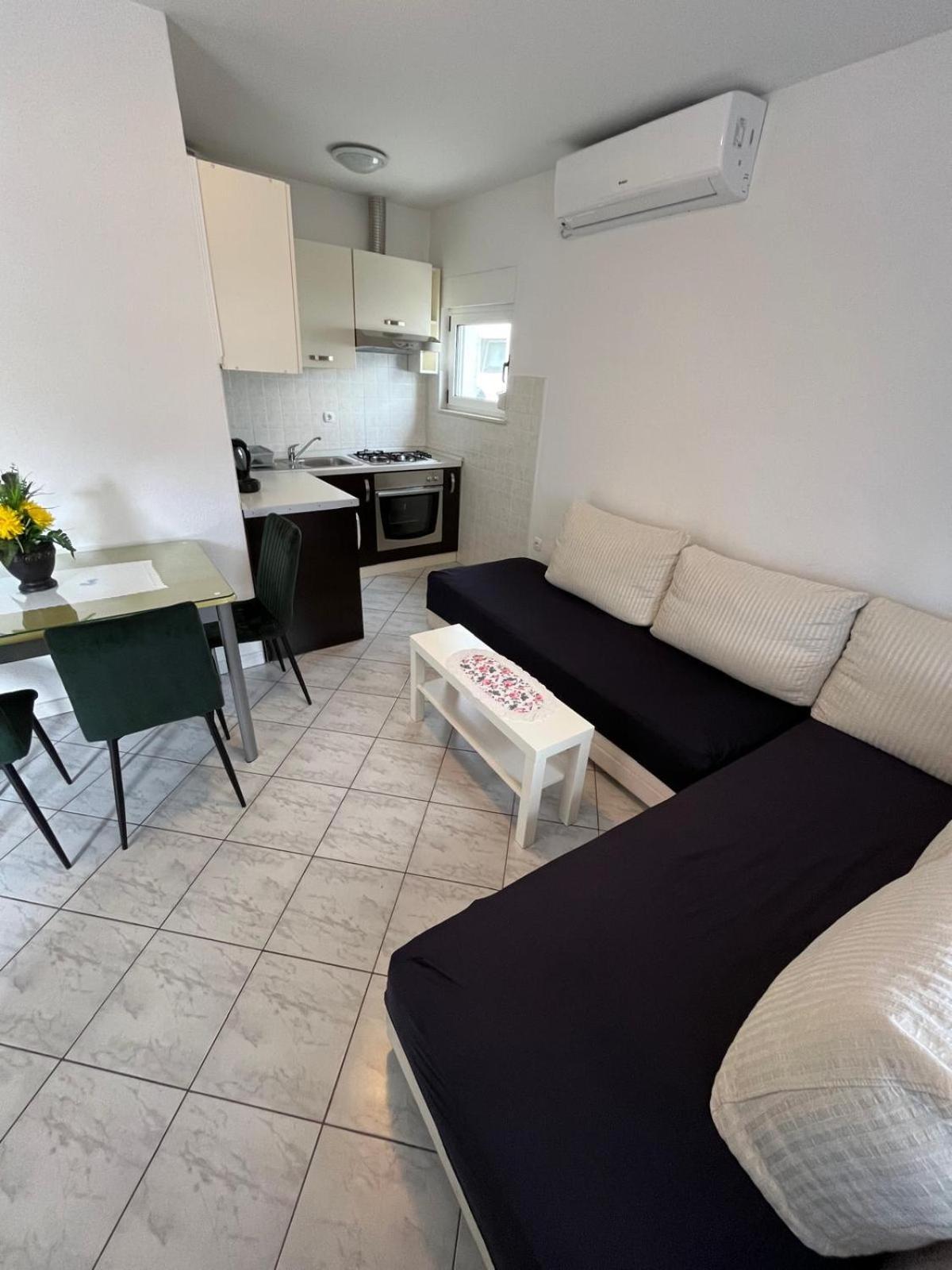 Apartmani Ana Juricev Vodice โวดีเซ ภายนอก รูปภาพ