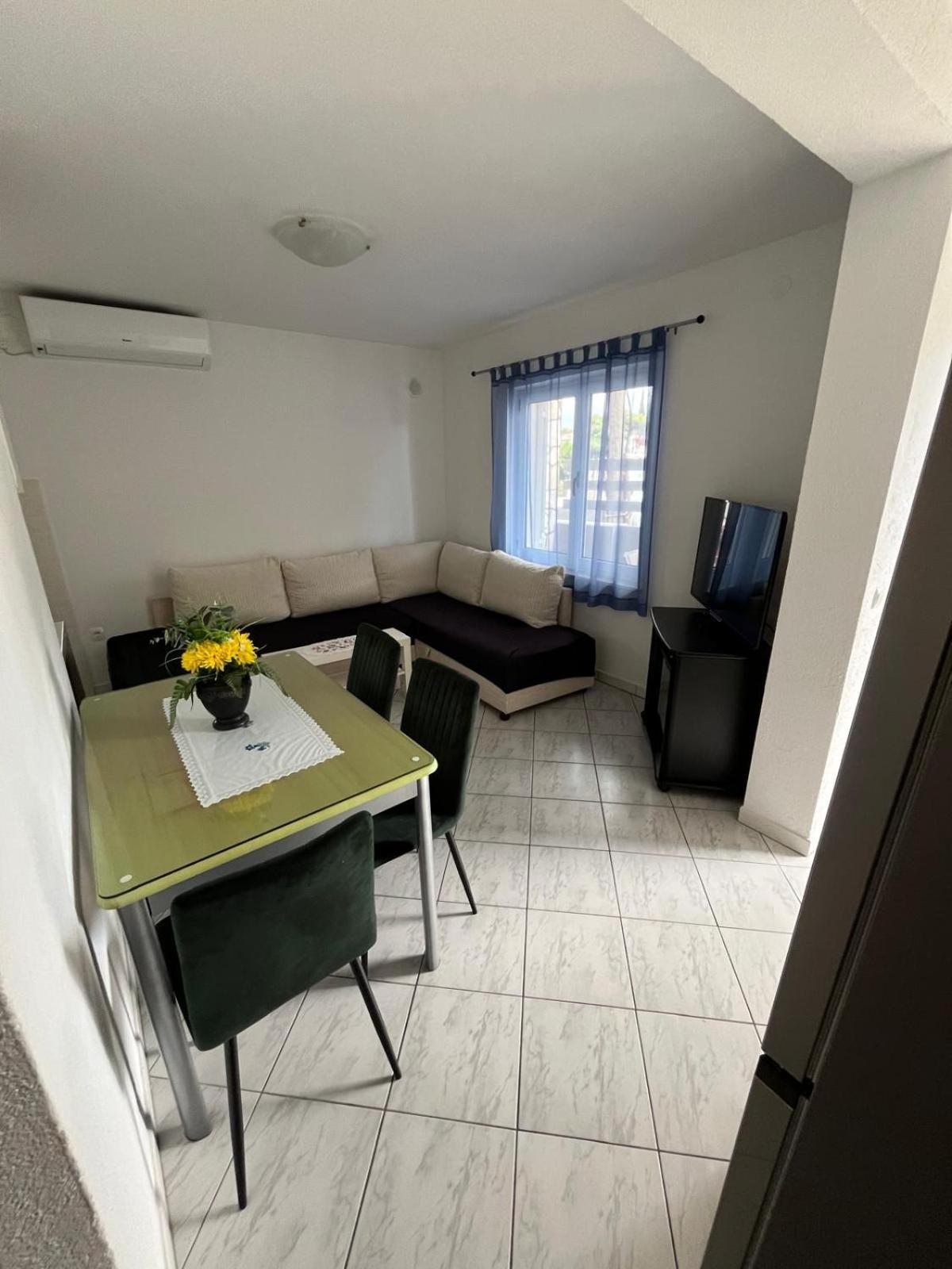 Apartmani Ana Juricev Vodice โวดีเซ ภายนอก รูปภาพ
