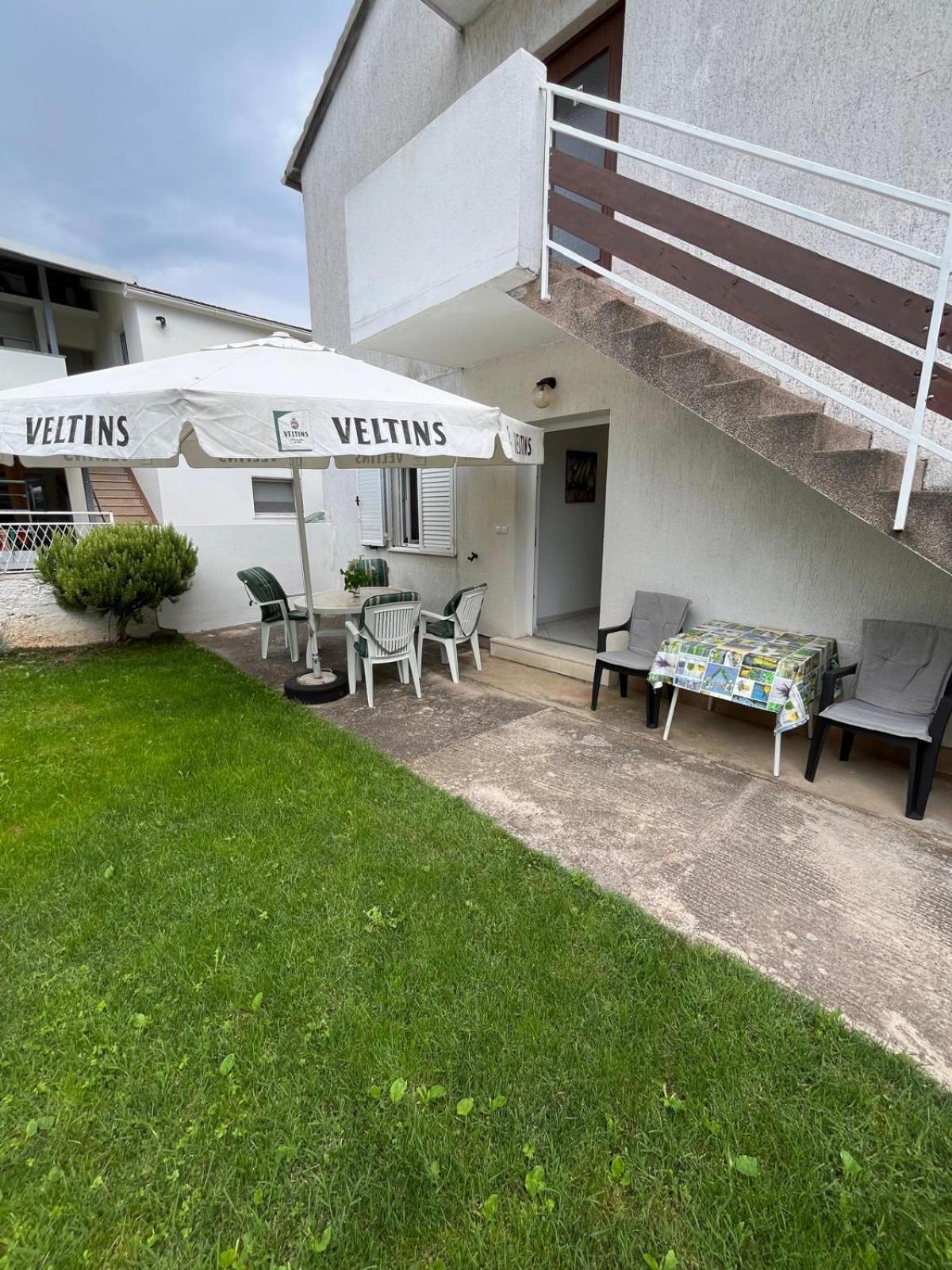 Apartmani Ana Juricev Vodice โวดีเซ ภายนอก รูปภาพ
