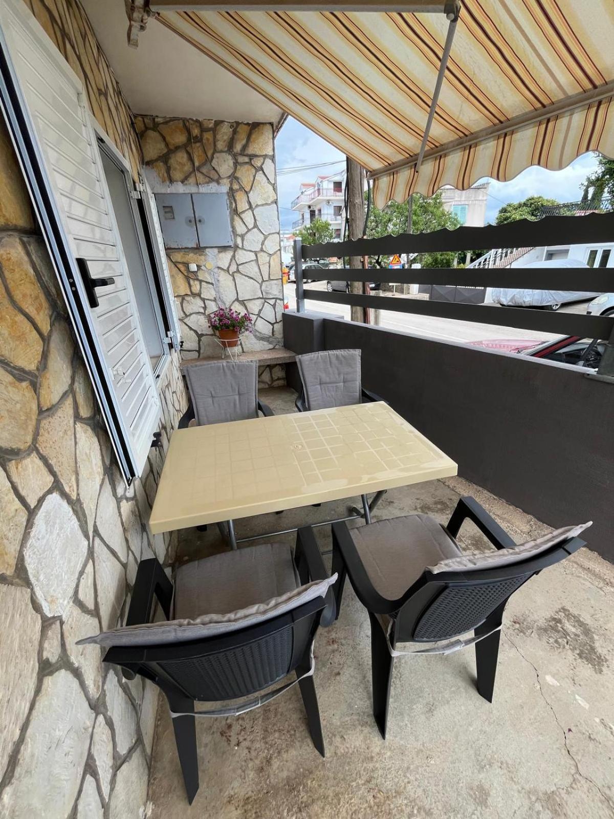 Apartmani Ana Juricev Vodice โวดีเซ ภายนอก รูปภาพ