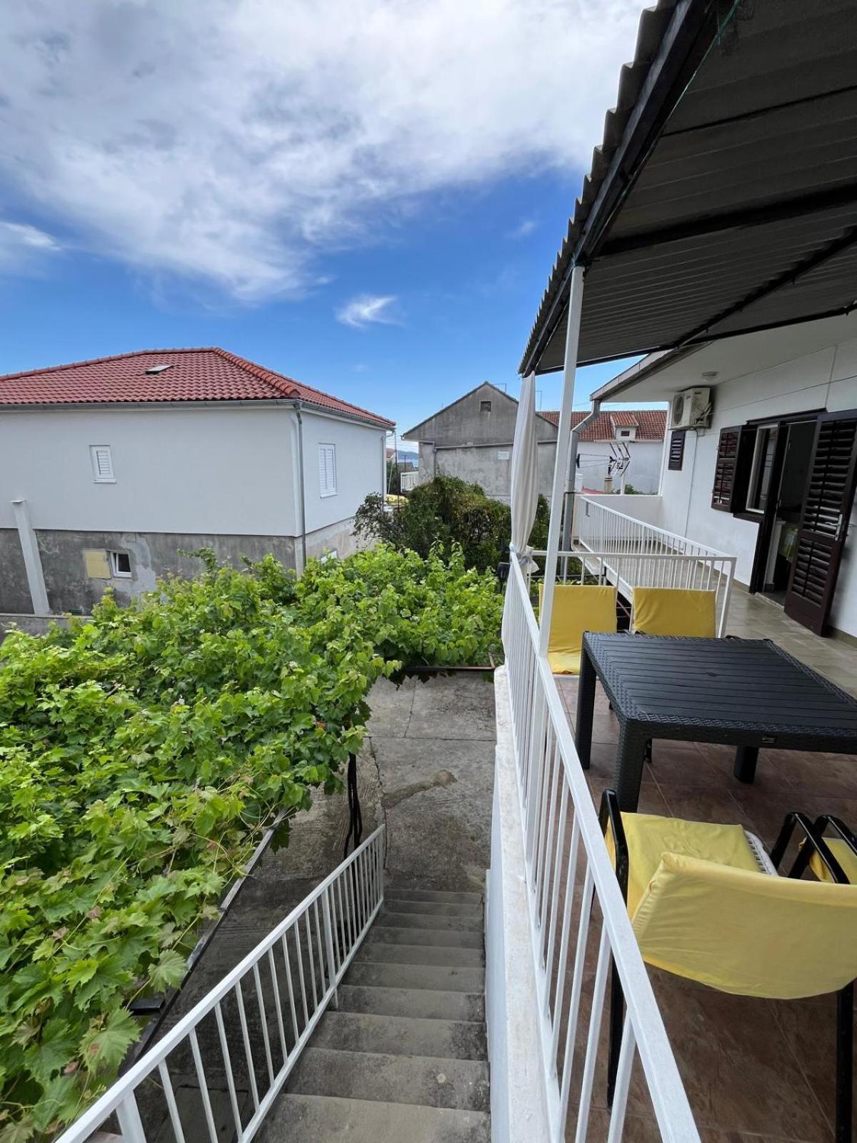Apartmani Ana Juricev Vodice โวดีเซ ภายนอก รูปภาพ