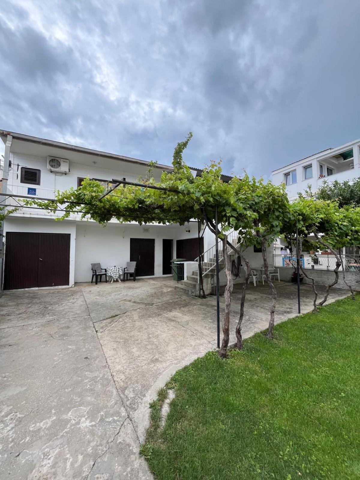 Apartmani Ana Juricev Vodice โวดีเซ ภายนอก รูปภาพ