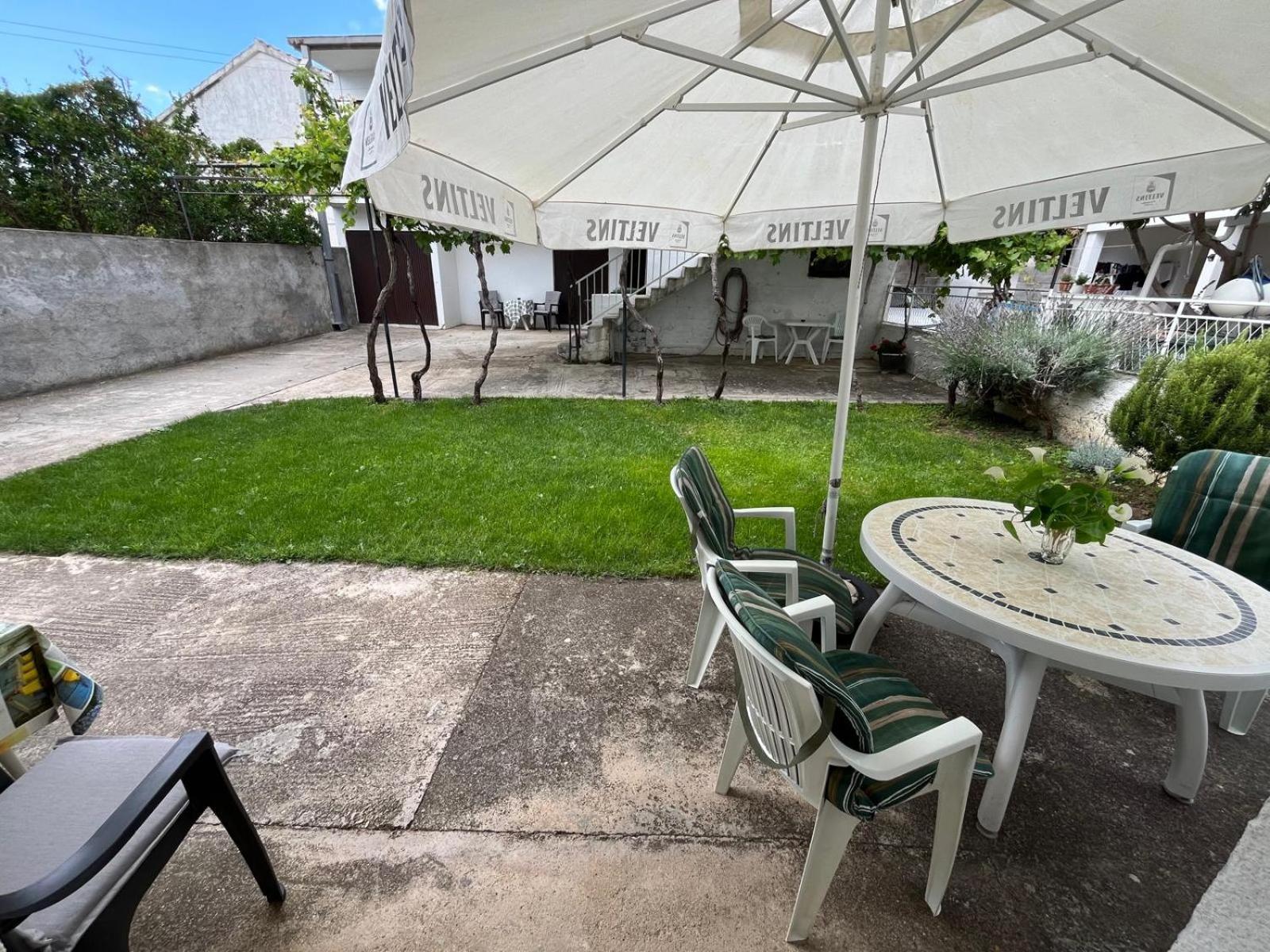 Apartmani Ana Juricev Vodice โวดีเซ ภายนอก รูปภาพ