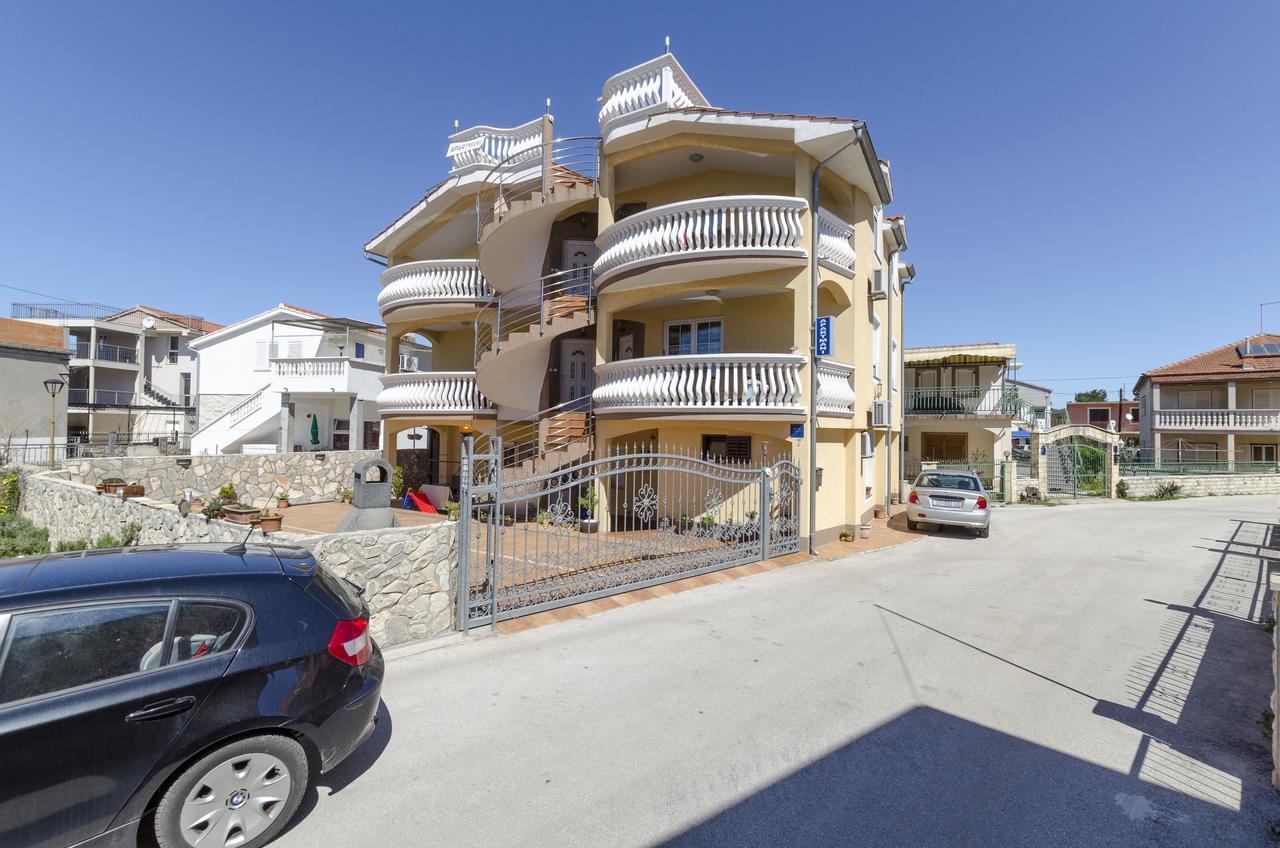 Apartmani Ana Juricev Vodice โวดีเซ ภายนอก รูปภาพ